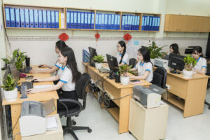 Nhân viên kế toán khảo sát, báo giá dịch vụ cho khách hàng