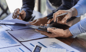 Kế toán trưởng quản lý và giám sát toàn bộ công việc kế toán doanh nghiệp.