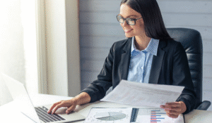 Kế toán trưởng chịu trách nhiệm quản lý toàn bộ công tác kế toán.