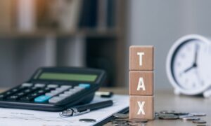 Thời điểm xác định thuế là khi hoàn thành dịch vụ hoặc lập hóa đơn.