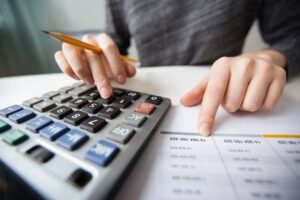 Bảng cân đối kế toán thể hiện tài sản và nguồn vốn của doanh nghiệp.