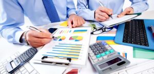 Kế toán tổng hợp đóng vai trò như cầu nối giữa các kế toán viên phần hành và kế toán trưởng